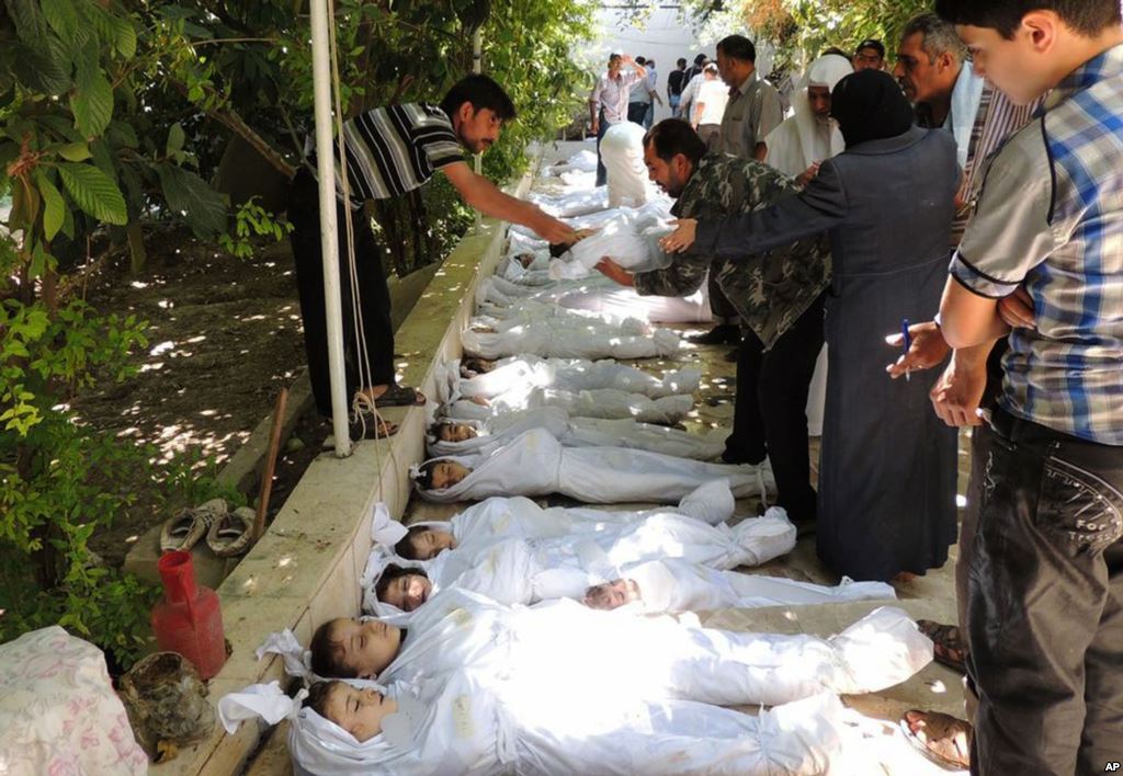 Syrian citizens trying to identify dead bodies, after an alleged poison gas attack by government forces, Aug. 21, 2013 (VOA)